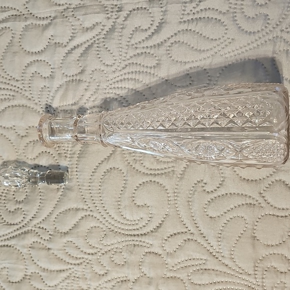 Elegant Clear Glass Patterned Decanter - Picture 2 of 7